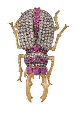 120.  Broche en forma de escarabajo completamente cuajado de diamantes, con rubíes adornando cabeza y línea entre las alas de diamantes