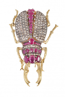 345.  Broche en forma de escarabajo completamente cuajado de diamantes, con rubíes adornando cabeza y línea entre las alas de diamantes
