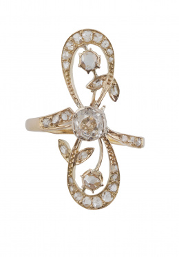 77.  Sortija lanzadera Belle epoque con diseño de ramas de diamantes entrelazadas y un brillante central de 0,60 ct aprox