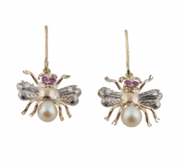 127.  Pendientes largos con diseño de moscas con ojos de rubíes y cuerpo de perlas