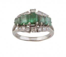 128.  Sortija años 30 con banda de esmeraldas escalonada, rodeada por marco de brillantes 