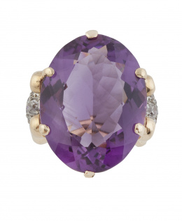 72.  Sortija años 40 con gran amatista oval en montura de hilo grueso de oro flanqueada por rosetones de brillantes en los brazos de la montura