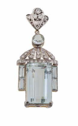 131.  Colgante estilo Belle Epoque con aguamarina talla esmeralda con capuchón de brillantes en forma de cúpula