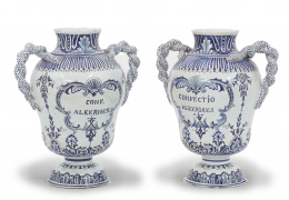 541.  Pareja de jarros de asas entrelazadas de farmacia en cerámica en azul y blanco.Francia, S. XIX.