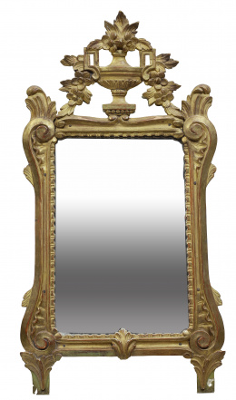 1071.  Espejo Luis XVI en madera tallada y dorada.Francia, ff. del S. XVIII.