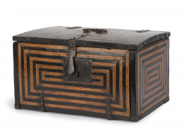 724.  Escritorio de madera tropical, taracea y decoración a zulaque.Trabajo de Oaxaca, Villa Alta de San Ildefonso, Méjico, S. XVII.