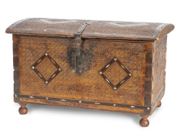 524.  Caja de madera tallada y nácar con cerradura de hierro recortado.Méjico, S. XVIII - XIX.