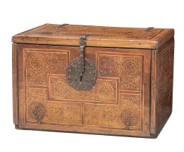 1436.  Escritorio con el escudo de la orden franciscana, de madera de cedro y madera frutal con decoración de taracea de roleos y ruedas.México o Perú, S. XVIII.