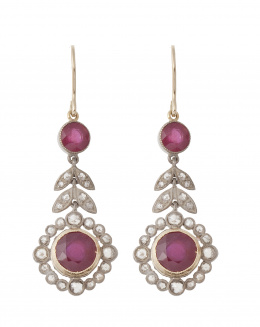 121.  Pendientes largos de rubíes y diamantes con motivo principal de rubí redondo orlado de chatones de brillantes
