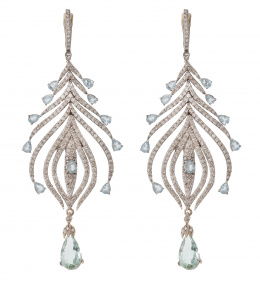 133.  Pendientes largos estilo Belle Epoque con diseño de pluma de pavo real, con brillantes y aguamarinas