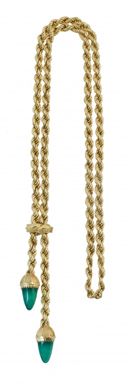 134.  Collar años 50 de gran cordón rizado de oro, con borlones colgantes de bellotas de crisoprasa
