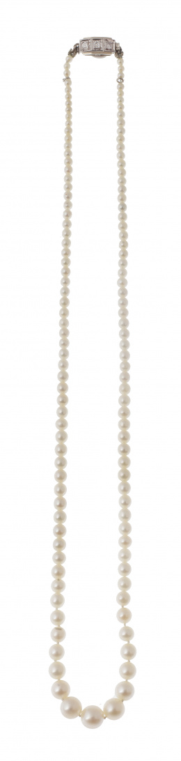 78.  Delicado collar de perlas de pp. S. XX con tamaño creciente hacia el centro