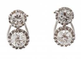282.   Pendientes años 40 con dos brillantes alineados engastados en garras con marco ondulado