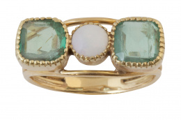 66.  Sortija pp. S. XX con dos esmeraldas cuadrangulares y un cabuchón de ópalo central