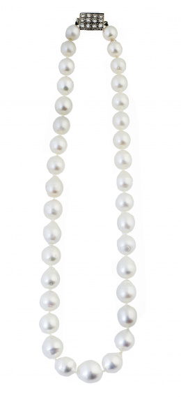 267.  Collar de perlas australianas de intenso oriente de forma esférica y ligeramente aperadas con tamaño creciente hacia el centro