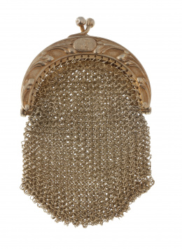 302.  Monedero de pp. S. XX en malla de plata vermeill con boquilla de flores Art-Nouveau
