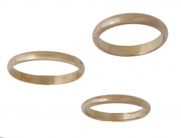 162.  Lote de tres alianzas . una en metal chapado