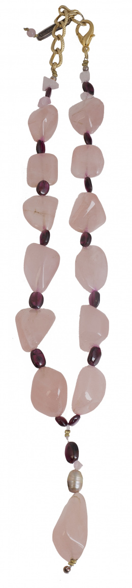 215.  Collar corto de grandes cuentas de cuarzo rosa y granate combinadas con colgante central de perla y cuarzo rosa
