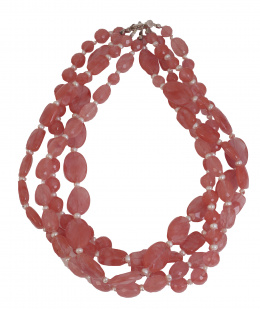 210.  Collar de tres hilos de cuarzo rosa facetado con distintas tallas alteranas con perlas