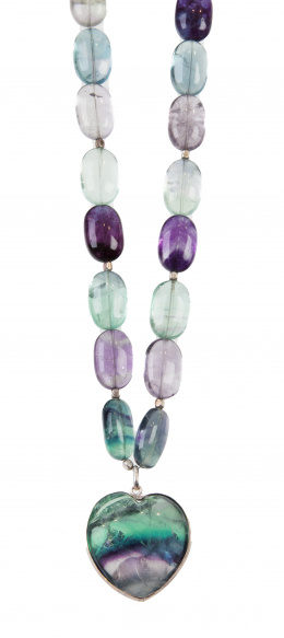 358.  Collar de un hilo de grandes cuentas de ametrino graduadas entre verde y morado con corazón colgante central