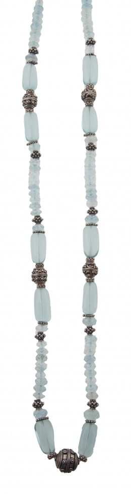 369.  Collar largo de cuarzos azules, y aguamarinas facetadas con cierre y entrepiezas en plata 