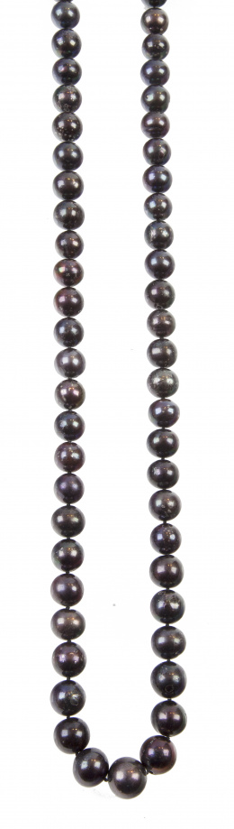 365.  Collar largo de perlas de color negro con cierre de timón en plata
