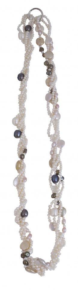188.  Collar de cuatro hilos de perlas que combina perlas blancas con centros de perlas negras y doradas de mayor tamaño