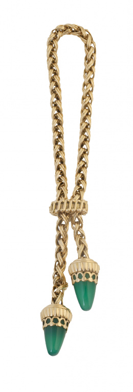 131.  Pulsera años 50 de cordón trenzado de oro, con remate de bellotas de crisoprasa colgantes