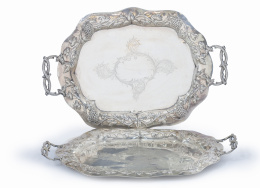 525.  Pareja de bandejas con asas en plata con borde repujado de uvas.Córdoba, Larriva, Antonio Merino, ff. del S. XIX.
