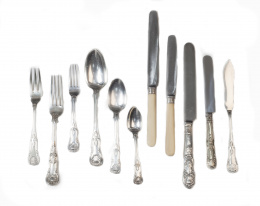 623.  Cubertería victoriana en plata King pattern.Completada con cubiertos de merienda en vermeille con punzones de Durán.