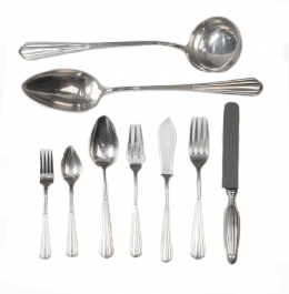 570.  Cubertería gallonada en plata, Madrid Martínez, 1836 completada con punzones de Durán S.XX.Formada por 24 tenedores y 24 cuchillos, 12 cucharas, 12 palas y tenedores de pescado; juego de merienda (12 cucharas, 12 cuchillos, 12 tenedores y 12 cucharas de café); dos cubiertos servir.