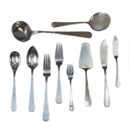 951.  Parte de una cubertería en plata con iniciales MV, h.1900.Nueve cubiertos de servir y cubiertos sueltos de pescado.