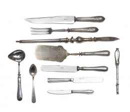 626.  Lote de varias piezas formado por: cinco cucharillas, diecisiete cuchillos medianos, cuatro cuchillos grandes, ocho cuchillos pequeños y seis piezas de servir.