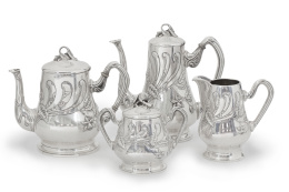 944.  Juego de café Art Nouveau en plata española ley 916.Punzones de Villazón, primer cuarto S.XX.Formado por cafetera, tetera, azucarero y jarra leche.