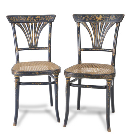 1109.  Pareja de sillas de madera lacada de negro y dorada.Trabajo francés, primer cuarto del S. XIX.