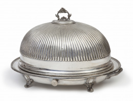 1082.  Mantenedor para pescado en metal plateado con decoración de guirnaldas.Inglaterra, S. XIX.