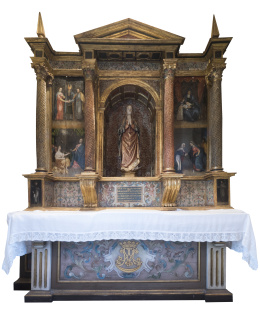 602.  Retablo renacentista en madera tallada, estucada, dorada y óleos sobre tabla, S. XVI.Se incluye el mobiliario de la capilla y elementos para el culto, S. XX.