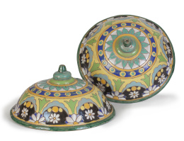 537.  Sebastián Aguado, Toledo (1854-1933).Pareja de plafones en cerámica esmaltada con margaritas y  formas geométricas.