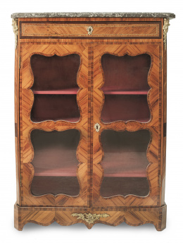 568.  Vitrina Napoleón III en madera de palo de rosa con aplicaciones de bronce y tapa de mármol.Trabajo francés, S. XIX.