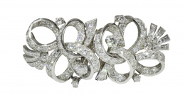 319.  Broche de doble clip años 50, con de diseño de gran lazada floral simétrica, de brillantes y diamantes talla carré 