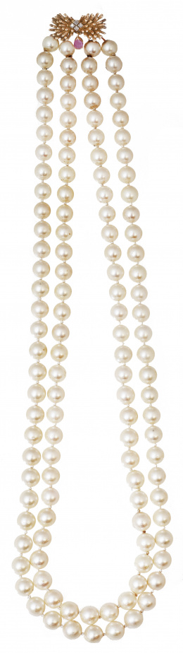 122.  Collar años 50 con dos hilos de perlas con cierre en forma de lazo