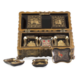 679.  Caja de juego de madera lacada y dorada.Trabajo cantonés para la exportación, h. 1850.