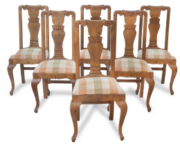 724.  Juego de sillas de madera tallada de estilo reina Ana.Trabajo inglés, S. XIX.