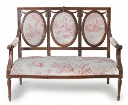 588.  Sofá Luis XVI de madera de nogal tallado.Francia, S. XVIII.