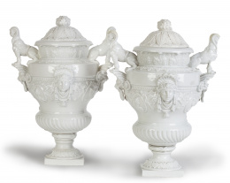 970.  Pareja de jarrones de porcelana blanca de estilo regencia francés.Nápoles, S. XIX.