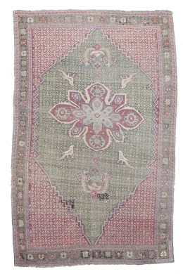 1037.  Alfombra persa en lana, de campo rosa y verde.