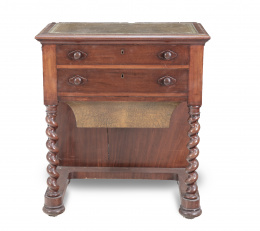 700.  Costurero de madera de nogal.Inglaterra, mediados del S. XIX.