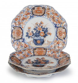 695.  Lote de tres platos de estilo imari de porcelana esmaltada en rojo, azul cobalto y dorado.China, S. XIX.