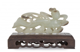 1084.  Figura femenina en jade tallado.China, S. XIX-XX.