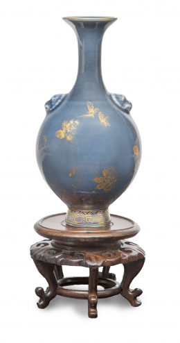 919.  Jarrón en porcelana azul y dorado de tipo "powder blue".China, S. XIX-XX.